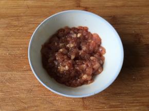 猪肉洗净切末，加入0.2g盐、4g生抽、2g料酒腌制15-20分钟；