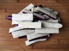 茄子洗净切条；