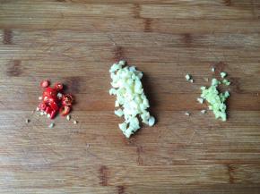 生姜、蒜瓣、小米椒切末备用；