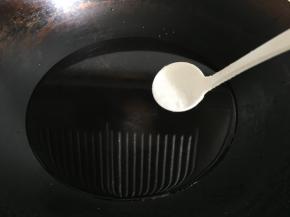 锅内倒入适量水，加入适量盐煮开；
