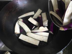 倒入茄条，再次煮开后继续煮3-5分钟，捞出放入砂锅；