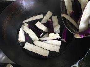倒入茄条，再次煮开后继续煮3-5分钟，捞出放入砂锅；