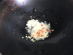 热锅冷油，倒入之前切好的生姜、蒜瓣和小米椒，煸炒出香味；