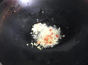 热锅冷油，倒入之前切好的生姜、蒜瓣和小米椒，煸炒出香味；