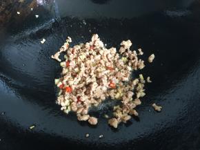 倒入腌制好的肉末翻炒至变色；