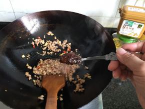 加入2勺欣和有机豆瓣酱翻炒均匀，关火；