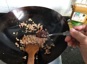 加入2勺欣和有机豆瓣酱翻炒均匀，关火；