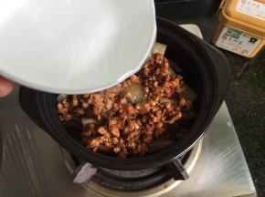 全部倒入砂锅内，加入半碗热水；