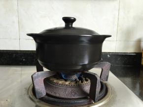 盖上锅盖，大火煮开后小火慢炖至汤汁快收干，大约15分钟左右，出锅前根据自己的口味加入适量盐、生抽调味调色，然后撒一些葱花、小米椒装饰一下即可；