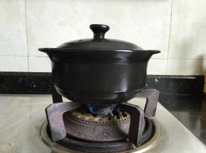 盖上锅盖，大火煮开后小火慢炖至汤汁快收干，大约15分钟左右，出锅前根据自己的口味加入适量盐、生抽调味调色，然后撒一些葱花、小米椒装饰一下即可；