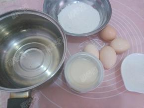 材料：低筋面粉50克，炼奶(含糖)50克，油35克，全蛋1个，蛋白3个，蛋黄3个，细砂糖50克