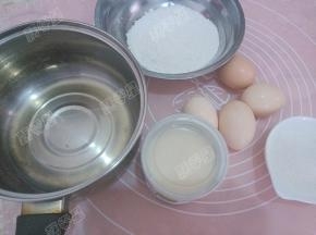 材料：低筋面粉50克，炼奶(含糖)50克，油35克，全蛋1个，蛋白3个，蛋黄3个，细砂糖50克