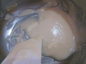 放入过筛的面粉拌匀成烫面团