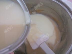 在烫面团里倒入炼奶搅拌均匀