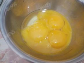 分离出三个蛋黄和一个全蛋