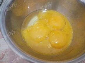 分离出三个蛋黄和一个全蛋