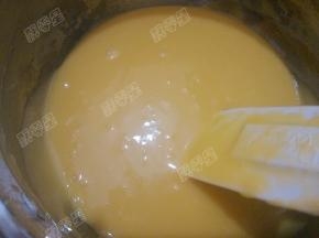 倒入4中的烫面团中，再次搅拌均匀成为蛋黄面糊