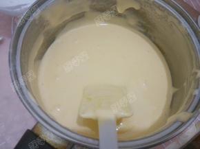 用刮刀从底部往上翻拌均匀，注意不要划圈搅拌，否则容易导致打发好的蛋白消泡