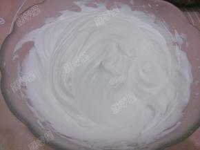 蛋白分次加入细砂糖打发