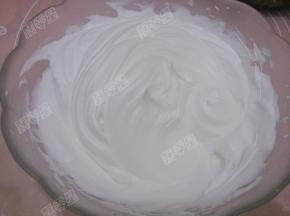蛋白分次加入细砂糖打发