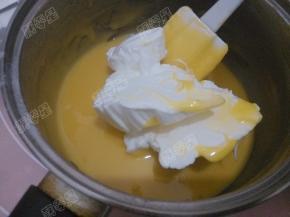 把打发好的蛋白盛1/3到蛋黄面糊里