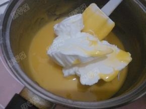 把打发好的蛋白盛1/3到蛋黄面糊里