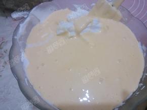 将拌好的面糊重新倒回蛋白碗里