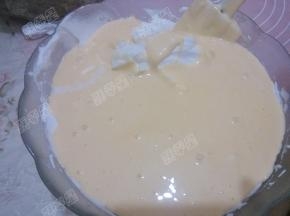 将拌好的面糊重新倒回蛋白碗里