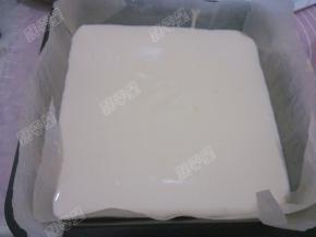 把拌好的面糊倒入烤盘里，抹平并震出大气泡