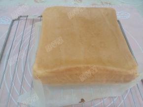 烤好的蛋糕倒扣到冷却架上