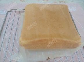 烤好的蛋糕倒扣到冷却架上