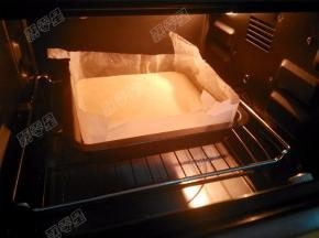 放入预热好175度的烤箱中层，烤15-20分钟至表面金黄色。用牙签扎入蛋糕，取出牙签后牙签上没有残留物，表示蛋糕已经熟透。