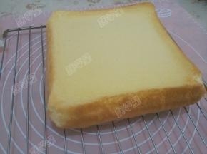 趁热撕去油纸，冷却后切成两半，中间涂上果酱再切成小片即可