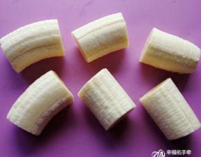 香蕉去皮切小段。