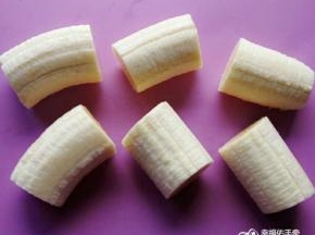 香蕉去皮切小段。