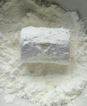 然后在淀粉里面裹一圈。