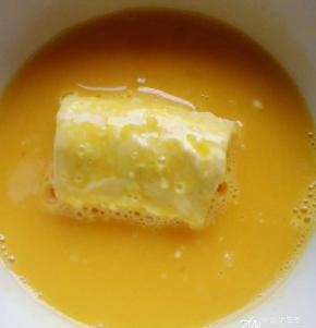 鸡蛋搅拌成蛋液，香蕉在鸡蛋液里面裹一圈。