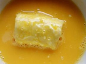 鸡蛋搅拌成蛋液，香蕉在鸡蛋液里面裹一圈。