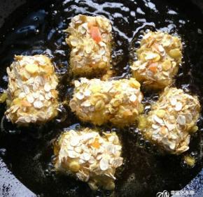 锅里放油加热 ，把香蕉依次放入锅中，炸至两面金黄即可。