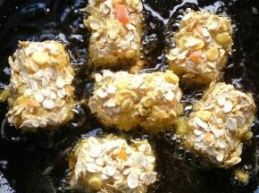 锅里放油加热 ，把香蕉依次放入锅中，炸至两面金黄即可。