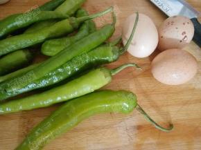 准备青辣椒和鸡蛋