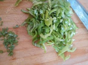 将辣椒斜切成段，葱切末