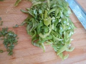 将辣椒斜切成段，葱切末