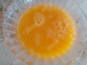 鸡蛋加入一点盐打散