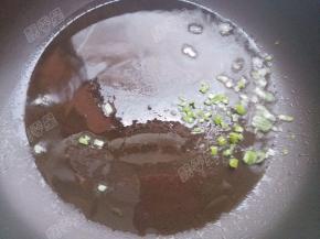 锅热油，爆香葱末