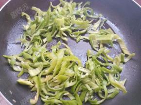 锅中底油放入辣椒翻炒