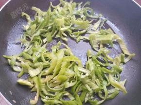 锅中底油放入辣椒翻炒