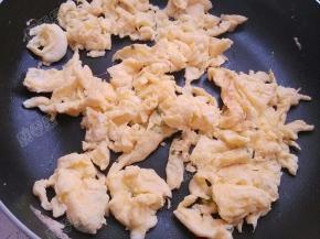 蛋液凝固后快速划散后盛出