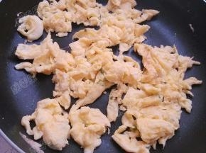 蛋液凝固后快速划散后盛出