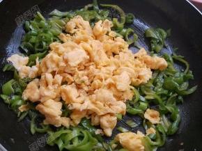 最后倒入鸡蛋翻炒均匀就可以了